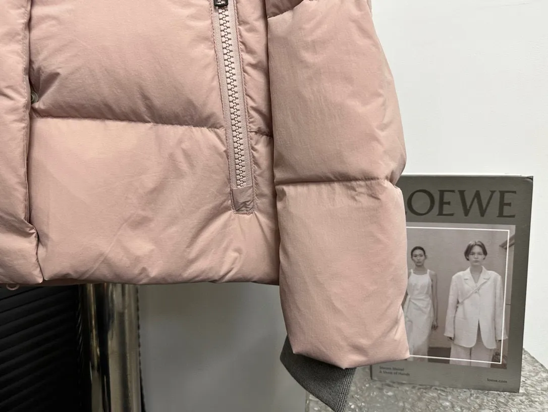 P780 【𝗖𝗔𝗡𝗔𝗗𝗔 𝗚𝗢𝗢𝗦𝗘】Capsule Series Macaron White Label Fabric: Made of soft EnduraLuxe fabric imported from DuPont, CORDURA, USA, which enhances the durability of easy-to-wear parts, is lightweight and durable; the liner is made of 400T anti-velvet gallbladder, which is comfortable, soft and non-velvet. : Equipped with a detachable hood, which can be adjusted in two directions, and is also filled with down, which brings greater softness and wrapping around the head and neck, and is full of warmth. This parka features white trim on the back and sides, and the hardware locks are all original and custom-made to match the muted fabric color. Goose label: The official website’s new series of silicone material labels, non-embroidery labels. Length: Fit hip-length. Size: XS-L
